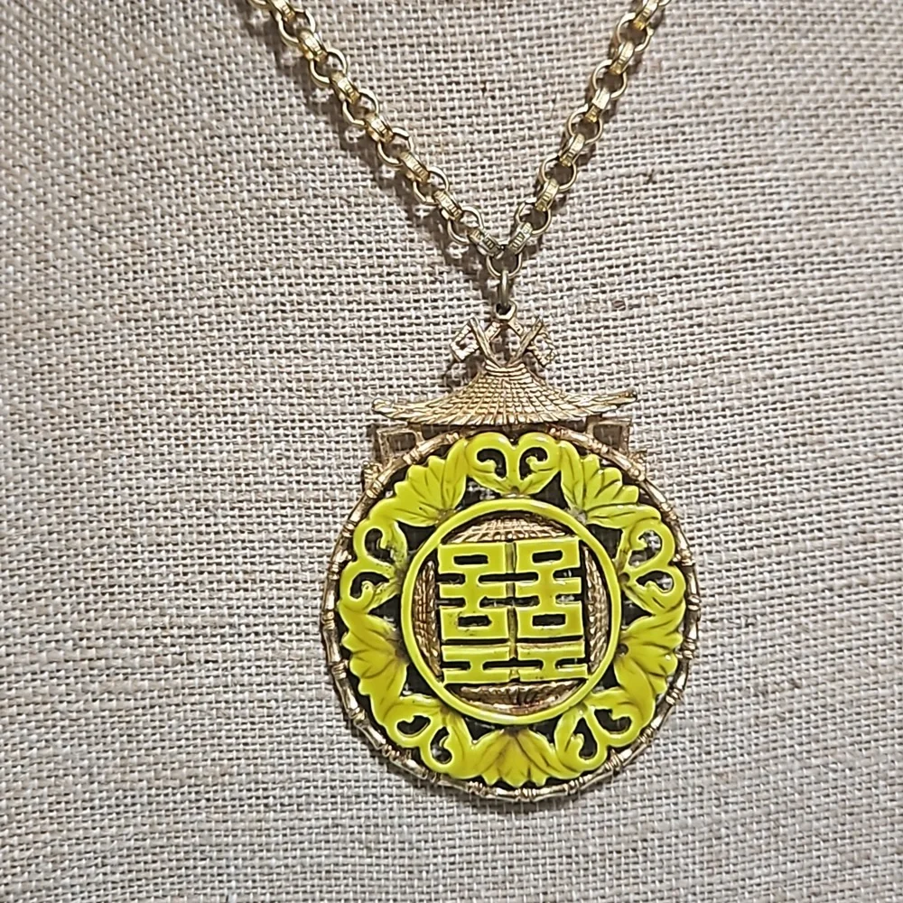 Vintage Medallion signed ART - Picture 1 of 8